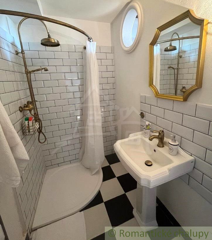 ZNÍŽENÁ CENA! Štýlový apartmán v Dievčenskej Škole, Štiavnické Bane