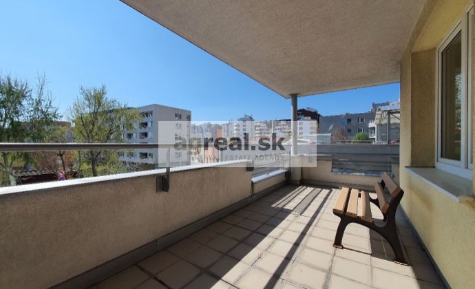 Veľký 3-izb. byt s 2 balkónmi (95,98m2 + 10,16m2+ 16m2) a možnosťou parkovania - Kresánkova ul.