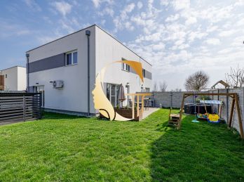 GODDESS PROPERTY - REZERVOVANÝ - exkluzívne - PREDAJ - 5 izbový rodinný dom  - záhrada 280 m2 - novostavba - 4x parkovacie státie - Súmračná ulica - ROVINKA
