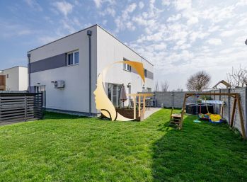 GODDESS PROPERTY - REZERVOVANÝ - exkluzívne - PREDAJ - 5 izbový rodinný dom  - záhrada 280 m2 - novostavba - 4x parkovacie státie - Súmračná ulica - ROVINKA