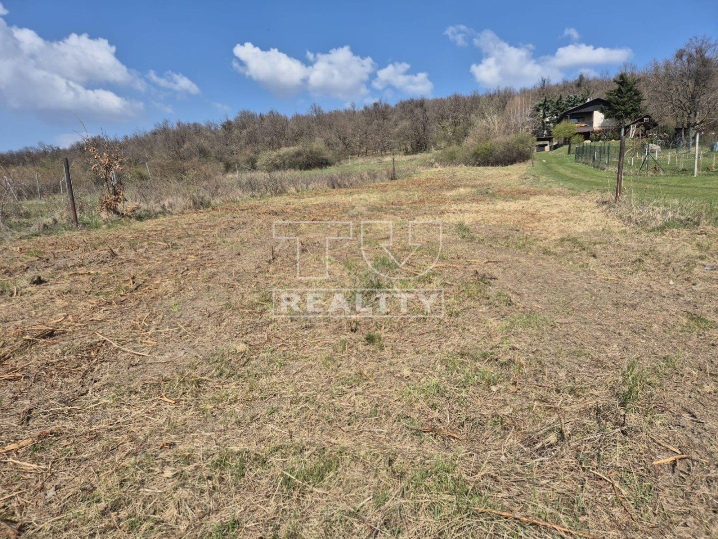 Na predaj rekreačný pozemok 700 m2 vo vinohradníckej oblasti v Hronskom Beňadiku