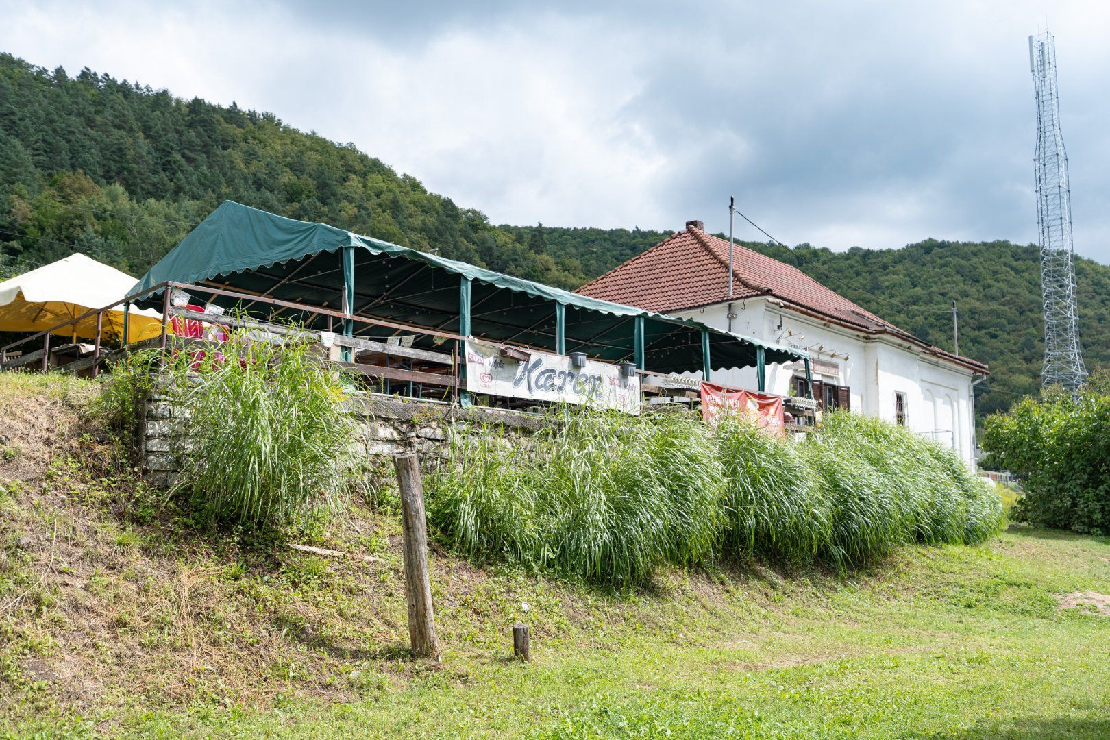 NA PREDAJ KRÁSNA JEDNOPODLAŽNÁ CHATA HNEĎ PRI VODE | RUŽÍN, ČASŤ ROLOVA HUTA