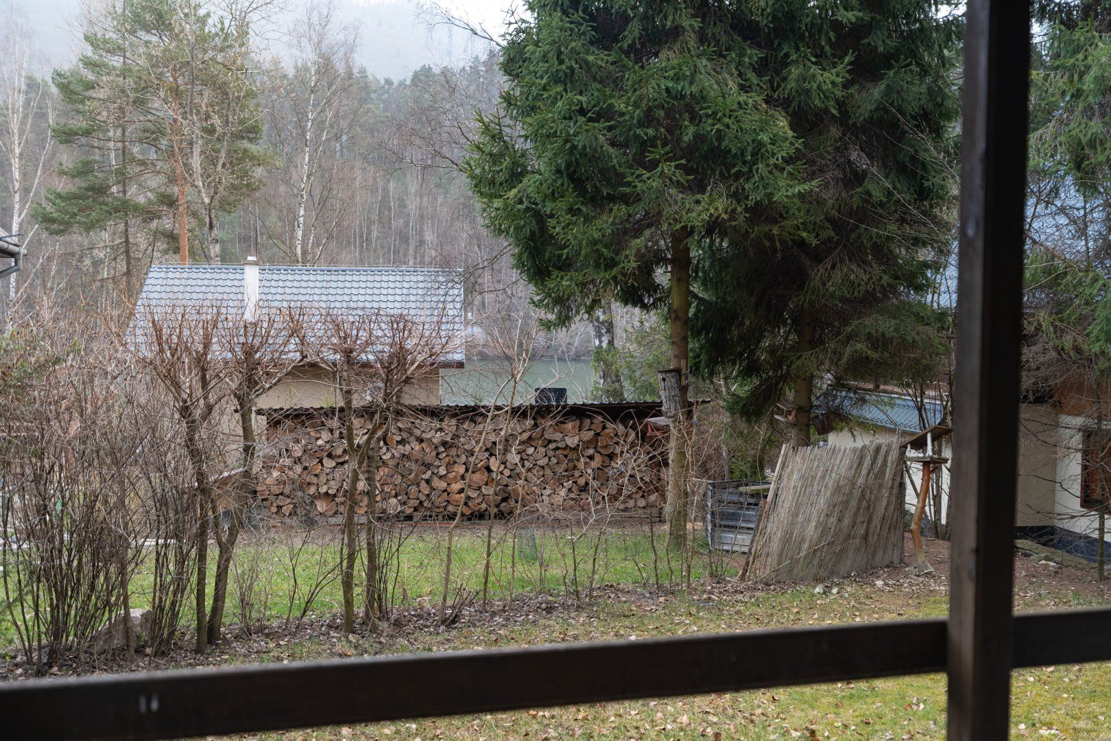 NA PREDAJ KRÁSNA JEDNOPODLAŽNÁ CHATA HNEĎ PRI VODE | RUŽÍN, ČASŤ ROLOVA HUTA