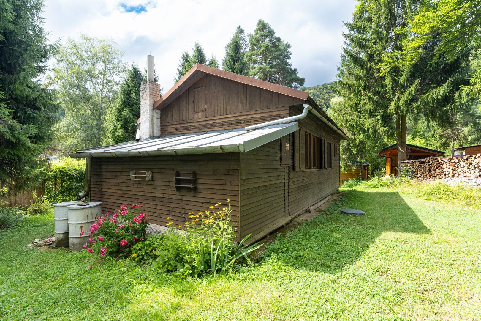 NA PREDAJ KRÁSNA JEDNOPODLAŽNÁ CHATA HNEĎ PRI VODE | RUŽÍN, ČASŤ ROLOVA HUTA