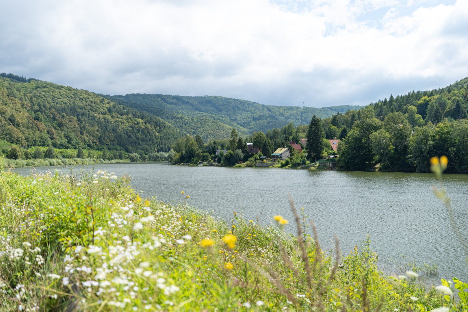 NA PREDAJ KRÁSNA JEDNOPODLAŽNÁ CHATA HNEĎ PRI VODE | RUŽÍN, ČASŤ ROLOVA HUTA