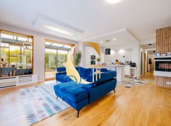 GODDESS PROPERTY - Rezervované - EXKLUZÍVNY - PREDAJ - 3 izbový byt - 78 M2 - terasa - 19 M2 - zimná terasa - 17 M2 - záhrada - 63 M2 - 2x parkovanie v garáži - Ružová ulica - SENEC