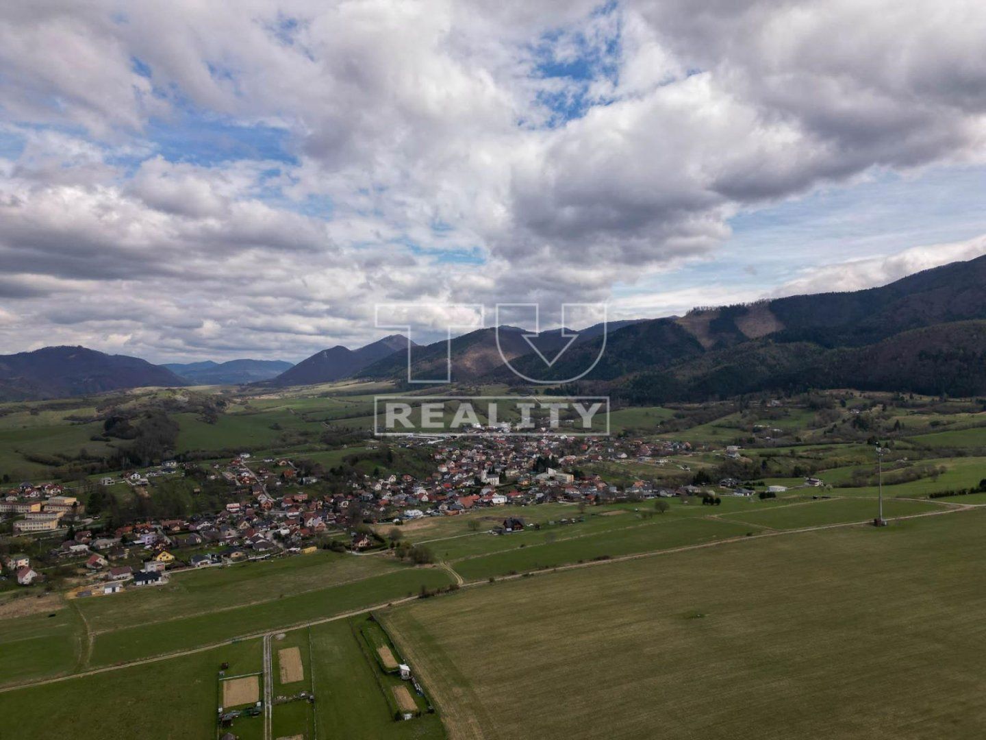 EXKLUZÍVNE-STAVEBNÝ POZEMOK, DOLNÁ TIŽINA, VÝMERA 912m²