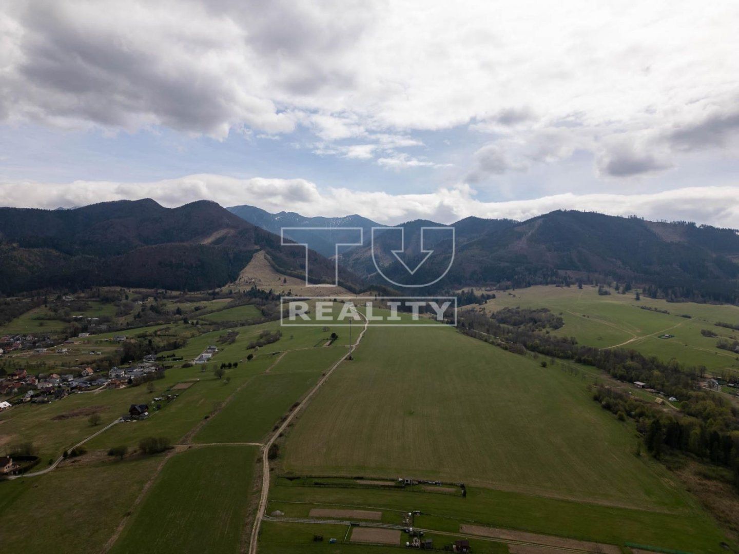 EXKLUZÍVNE-STAVEBNÝ POZEMOK, DOLNÁ TIŽINA, VÝMERA 912m²