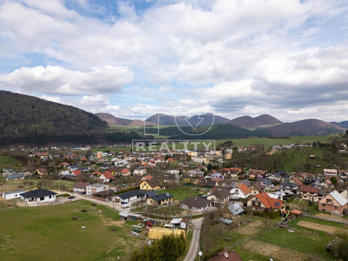 EXKLUZÍVNE-STAVEBNÝ POZEMOK, DOLNÁ TIŽINA, VÝMERA 912m²