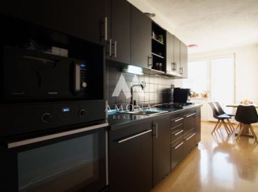Na predaj veľký 2 izbový byt s tromi loggiami (64 m2 + 3x 3,2 m2) so zariadením.