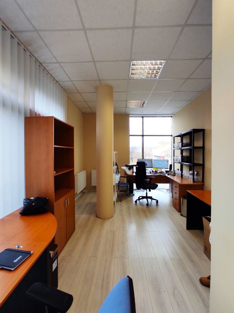 Obchodno-administratívny priestor s preskleným výkladom, 137m2