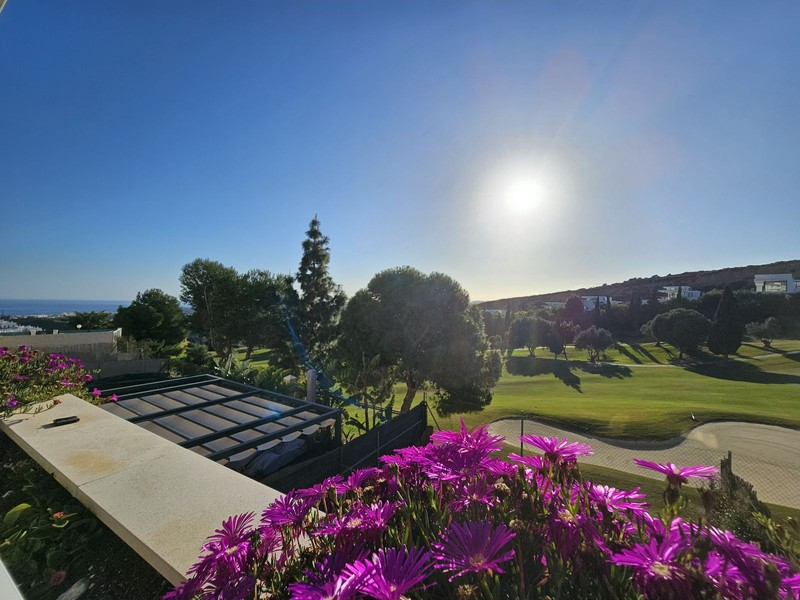 Luxusný 4-izbový apartmán s výhľadom na golfové ihrisko a more | Casares Costa – Doña Julia Golf