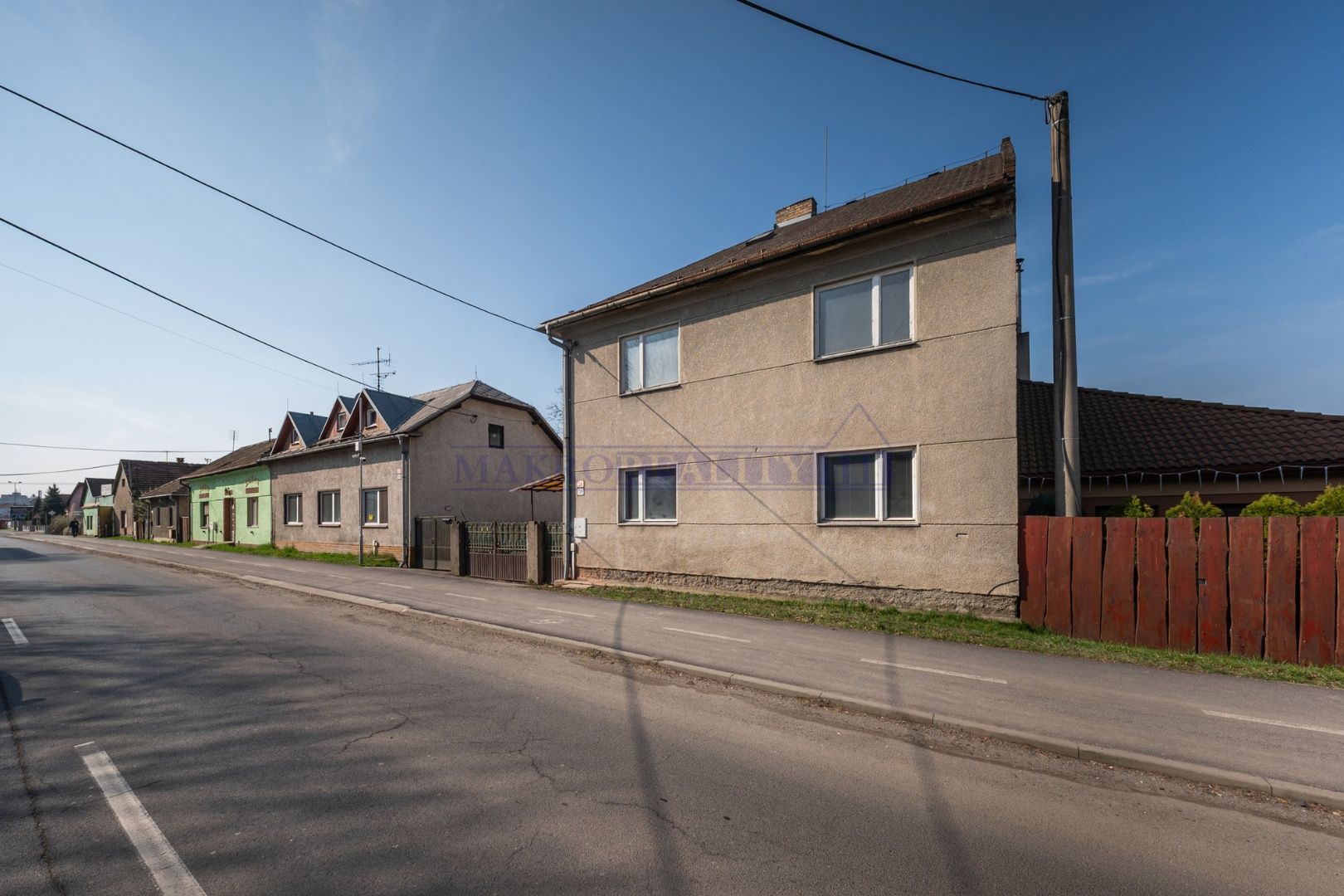 Dom v Lučenci - kombinácia bývania a podnikania - dva 3 izbové byty a 8 árový pozemok