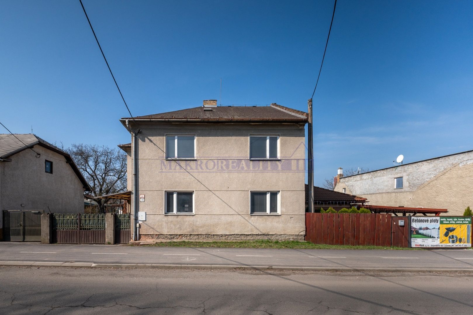 Dom v Lučenci - kombinácia bývania a podnikania - dva 3 izbové byty a 8 árový pozemok