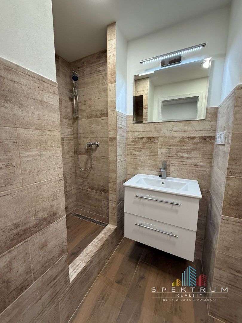 SPEKTRUM REALITY- Na PREDAJ 3 -izbový byt, 63.3 m2 s balkónom, Handlová, ul. Prievidzská