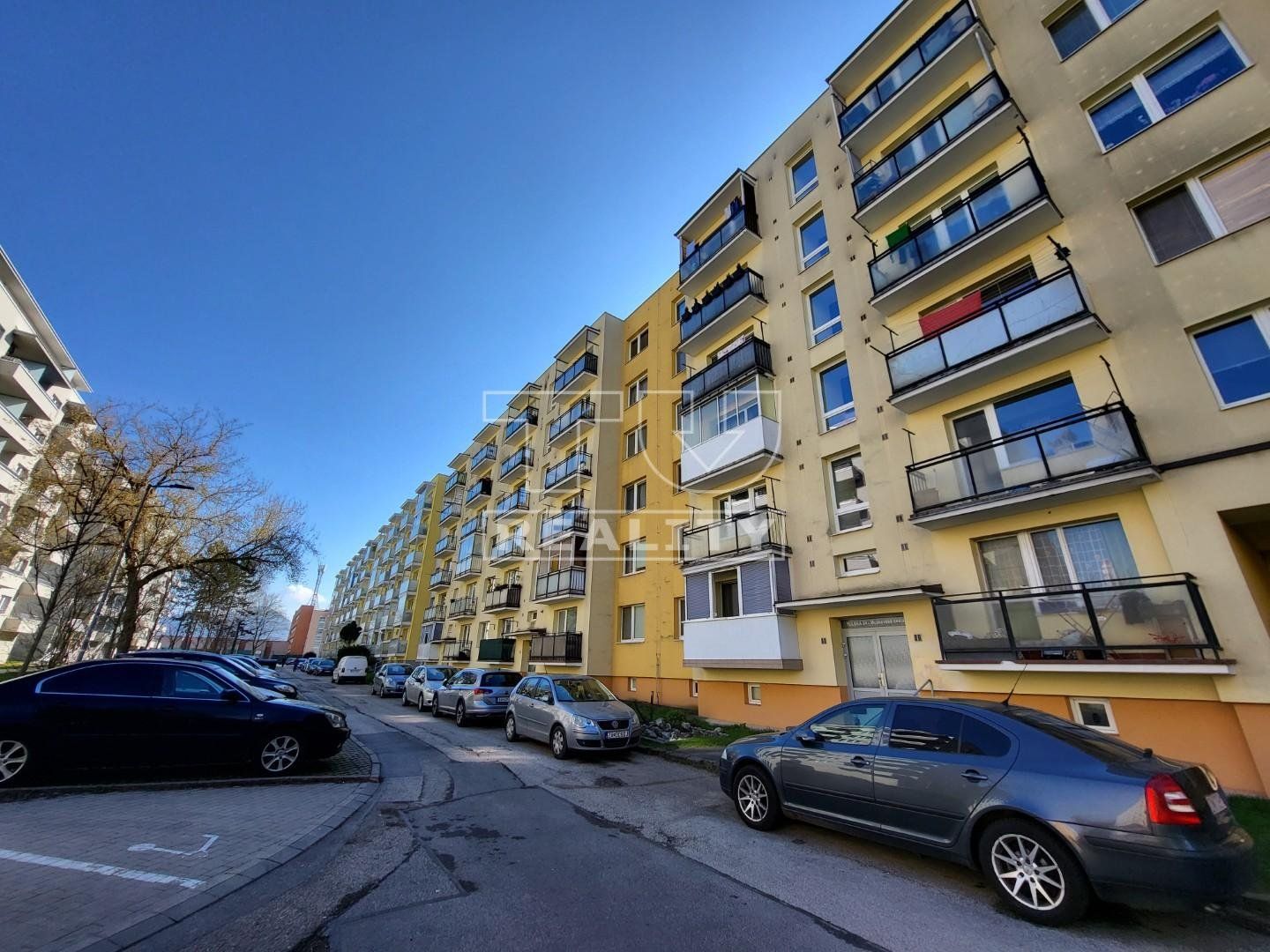 (REZERVOVANÉ)NÁDHERNÝ 2 IZBOVÝ BYT, ŽILINA-VLČINCE, 1. POSCHODIE, BALKÓN, VÝŤAH, 58m²
