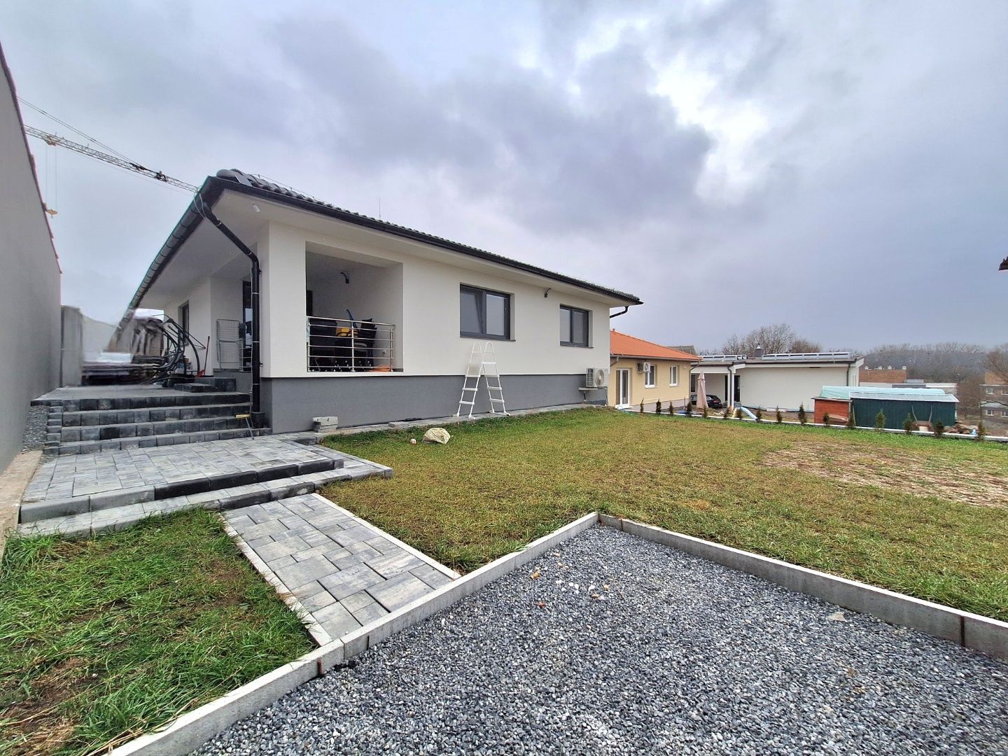 ADOMIS - predáme pekný obývaný bungalov 4izbový, tepelné čerpadlo, dlažby, terasy, Prešov - Šalgovík