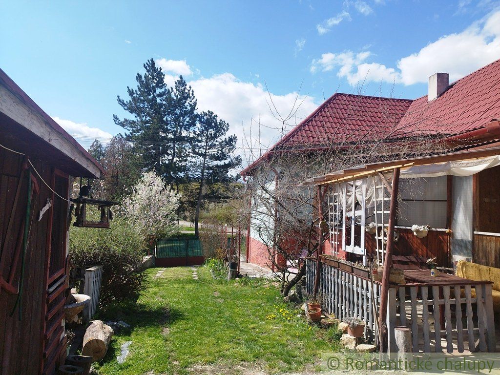 Únik do pokoja a pohody: Vidiecky domček bez susedov, len pár metrov od kúpaliska v Santovke čaká na vás!