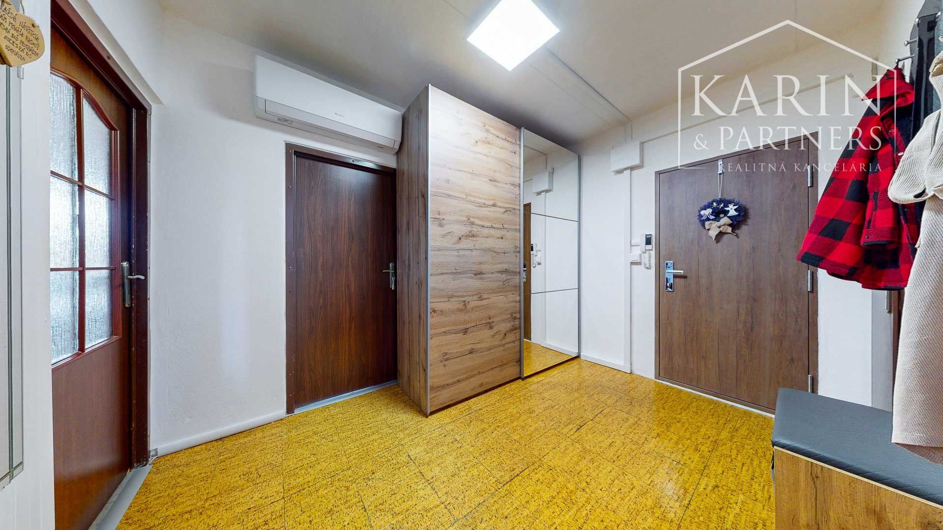 TOP CENA v rámci lokality! Priestranný 3-izbový byt 76,70 m2 po rekonštrukcii s balkónom, klimatizáciou a krásnym výhľadom Sliač