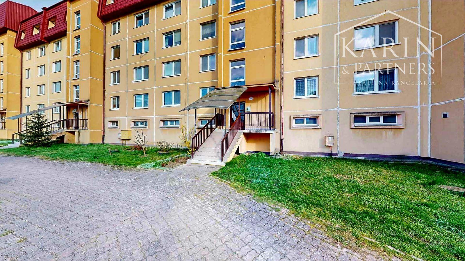 TOP CENA v rámci lokality! Priestranný 3-izbový byt 76,70 m2 po rekonštrukcii s balkónom, klimatizáciou a krásnym výhľadom Sliač