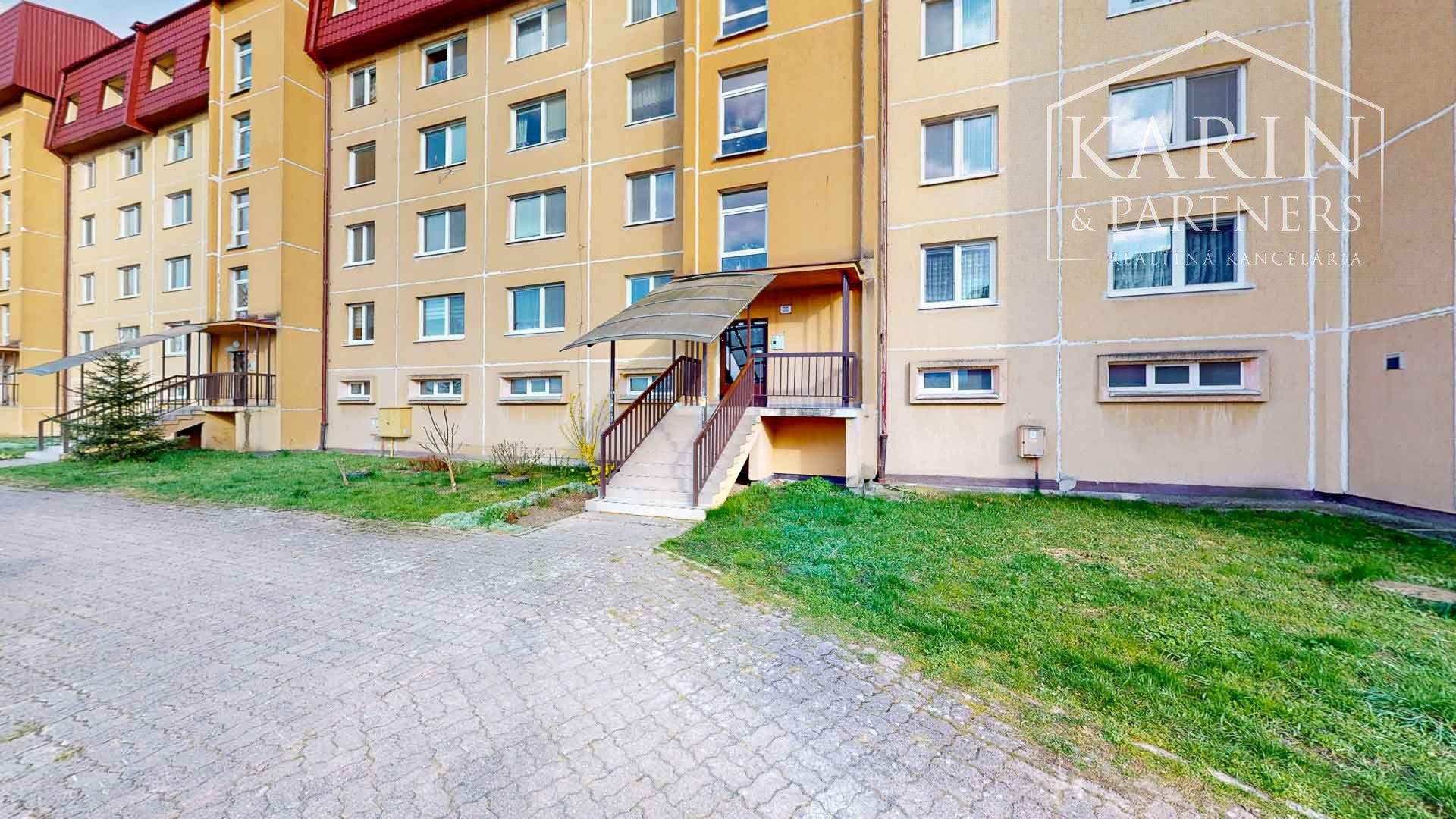 TOP CENA v rámci lokality! Priestranný 3-izbový byt 76,70 m2 po rekonštrukcii s balkónom, klimatizáciou a krásnym výhľadom Sliač