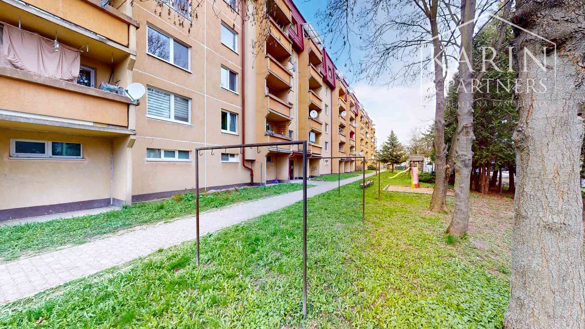 TOP CENA v rámci lokality! Priestranný 3-izbový byt 76,70 m2 po rekonštrukcii s balkónom, klimatizáciou a krásnym výhľadom Sliač