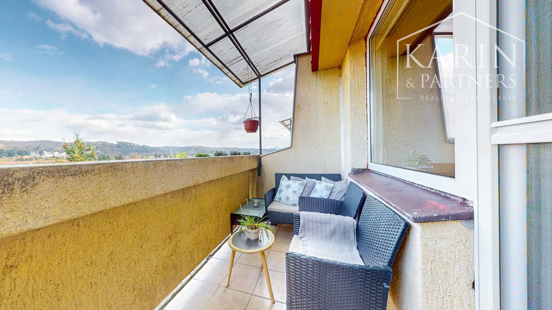 TOP CENA v rámci lokality! Priestranný 3-izbový byt 76,70 m2 po rekonštrukcii s balkónom, klimatizáciou a krásnym výhľadom Sliač