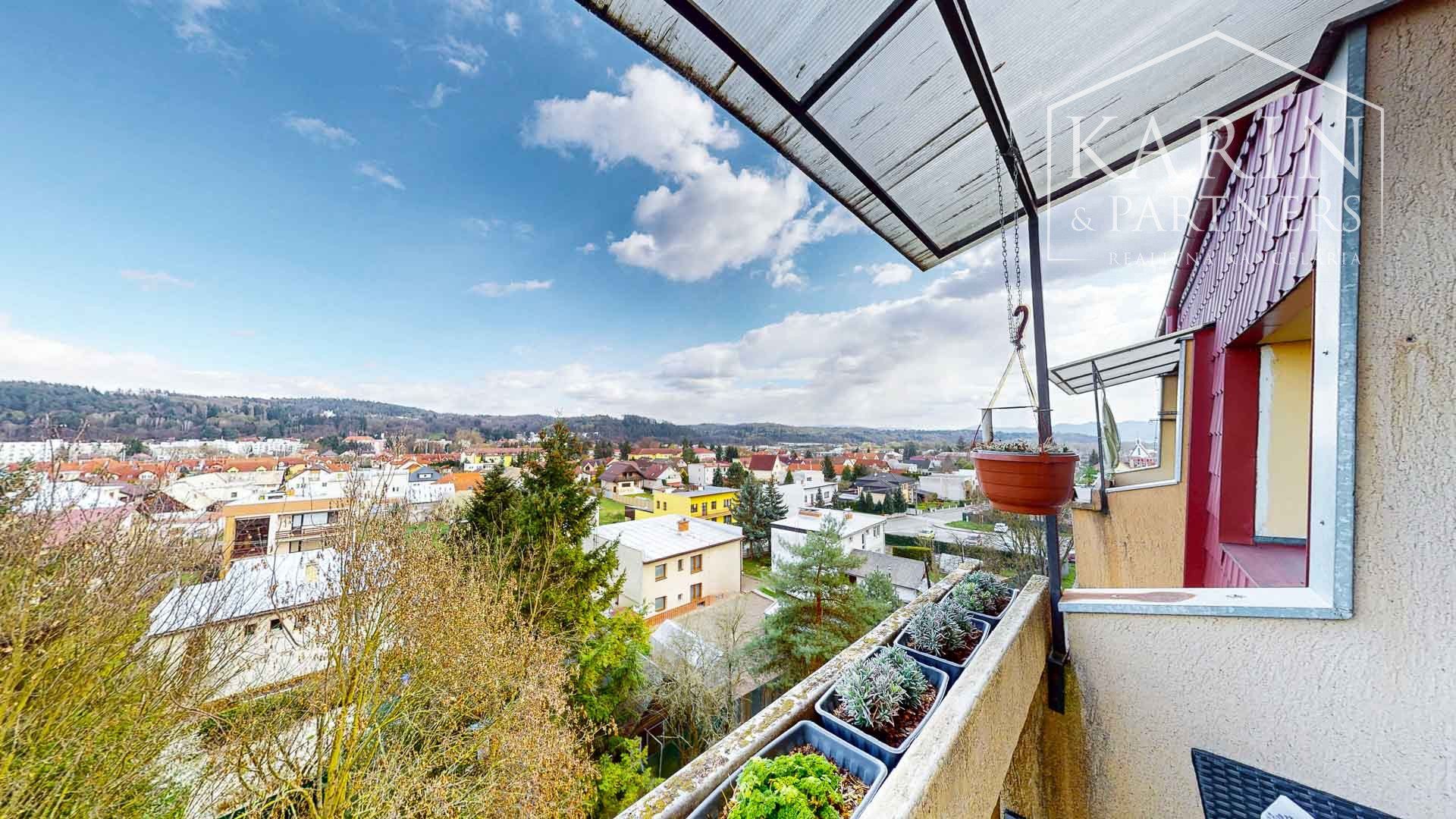 TOP CENA v rámci lokality! Priestranný 3-izbový byt 76,70 m2 po rekonštrukcii s balkónom, klimatizáciou a krásnym výhľadom Sliač