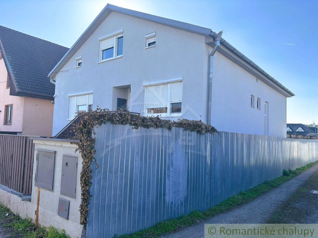 Priestranný 5-izbový dom ideálny pre viacgeneračné bývanie alebo podnikanie, Kostolište, okres Malacky, na predaj