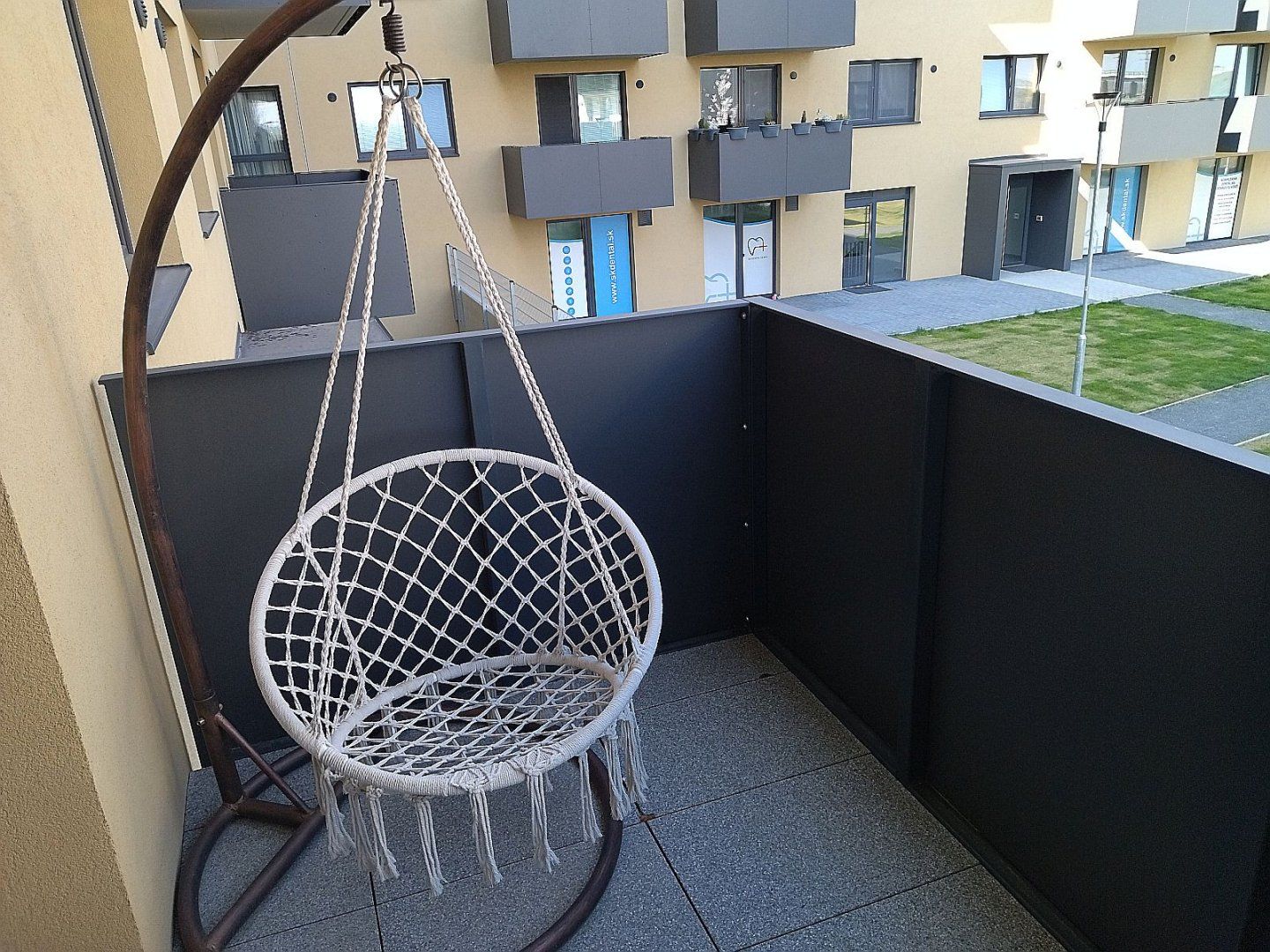 Na prenájom nový 2 izbový zariadený byt balkón Arboria Trnava.