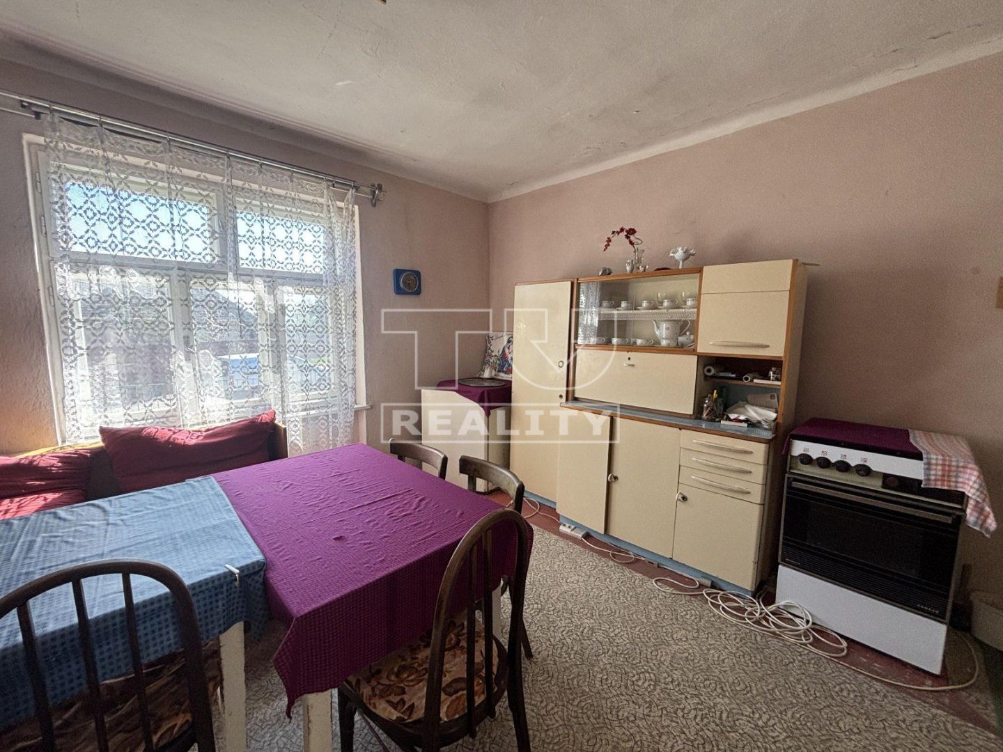 IBA U NÁS! RODINNÝ DOM NA POZEMKU 1011 m2 TRENČIANSKE MITICE