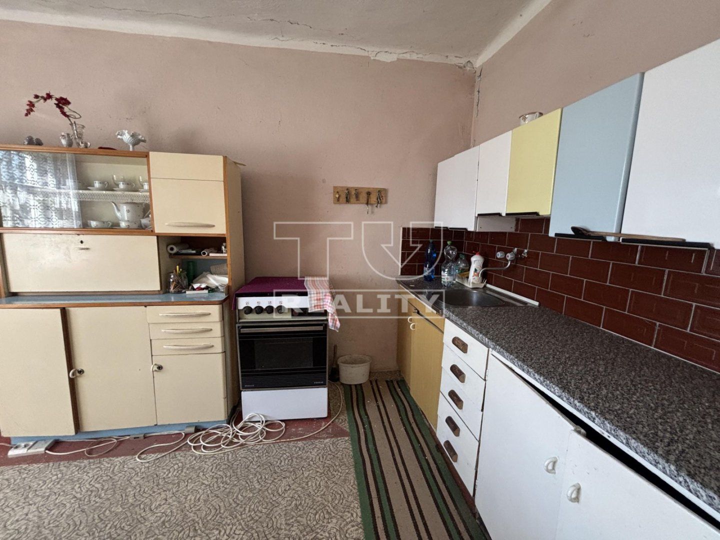 IBA U NÁS! RODINNÝ DOM NA POZEMKU 1011 m2 TRENČIANSKE MITICE