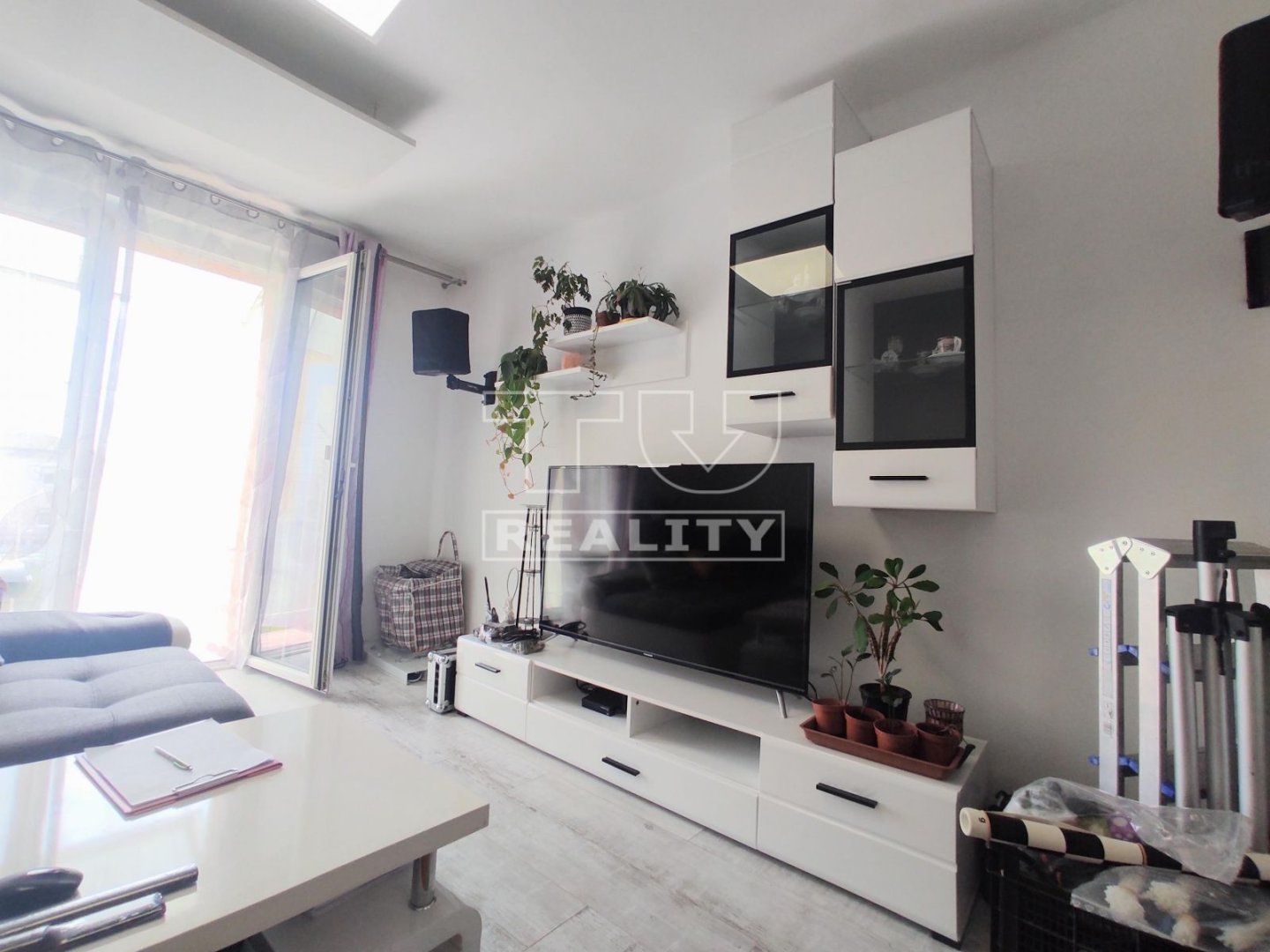 Slnečný 2 izbový byt s balkónom Tovarníky