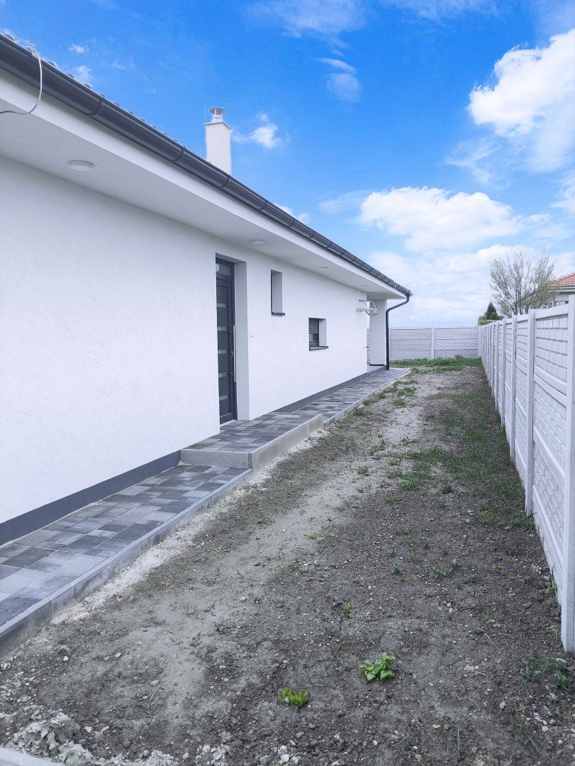 4 izbový rodinný dom (dvojdom) v obci Veľké Blahovo