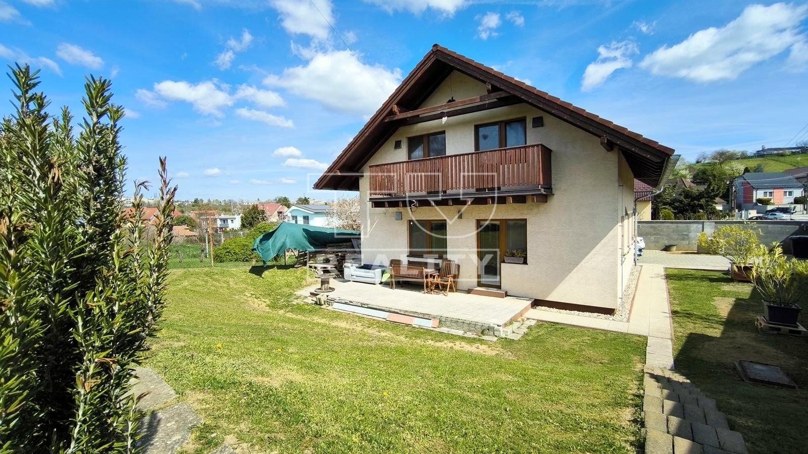 Priestranný 5-izbový rodinný dom so záhradkou, dvojgarážou a vlastnou studňou v tichej lokalite Šenkvíc, 611 m²