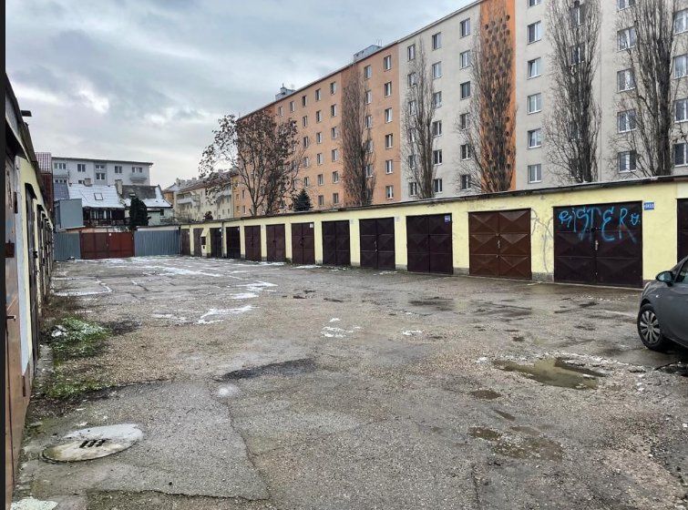 PREDAJ - Garáž v Bratislave - Nové Mesto, na Varšavskej ulici