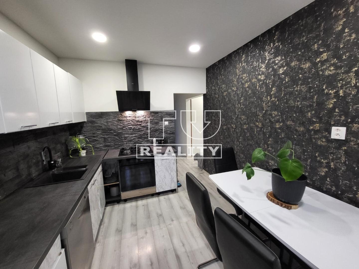 Kompletne zrekonštruovaný 3-izbový byt s balkónom na Rezedovej ulici - 67,5 m²