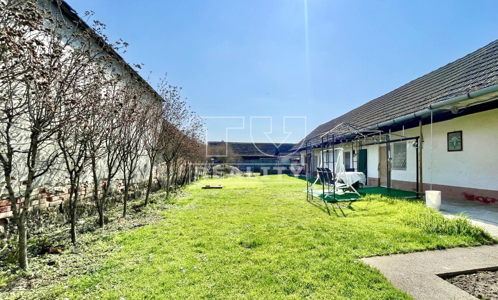 Rodinný dom s pozemkom 1183 m2 v Drahovciach pri Piešťanoch