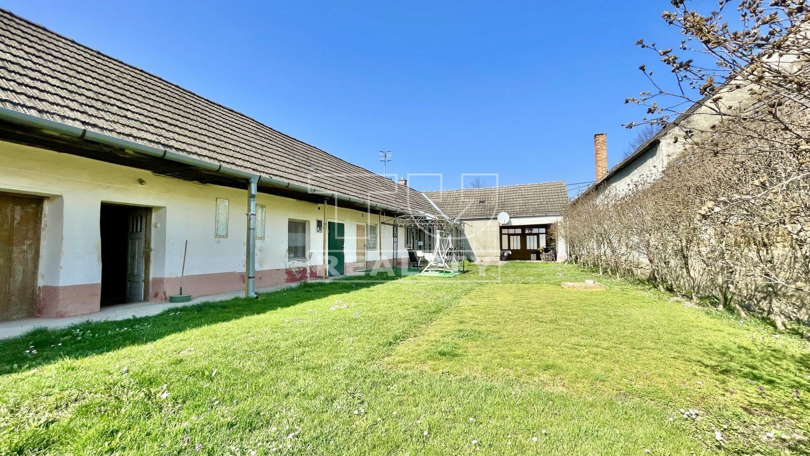 Rodinný dom s pozemkom 1183 m2 v Drahovciach pri Piešťanoch