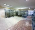 Priemyselný areál s veľkou kancelárskou budovou, skladovacími priestormi, jednou veľkou garážou a jednou menšou garážou v obci Kútniky