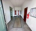 Priemyselný areál s veľkou kancelárskou budovou, skladovacími priestormi, jednou veľkou garážou a jednou menšou garážou v obci Kútniky