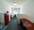 Priemyselný areál s veľkou kancelárskou budovou, skladovacími priestormi, jednou veľkou garážou a jednou menšou garážou v obci Kútniky