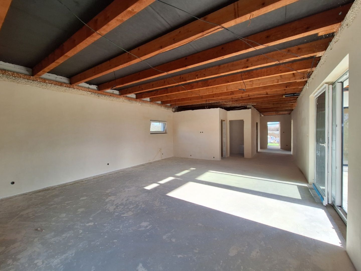 ADOMIS -  predáme nadštandardný 4izbový bungalov 160m2, kompletné IS, pozemok 573m2, tepelné čerpadlo,blízka obec za Šacou,Veľká Ida.