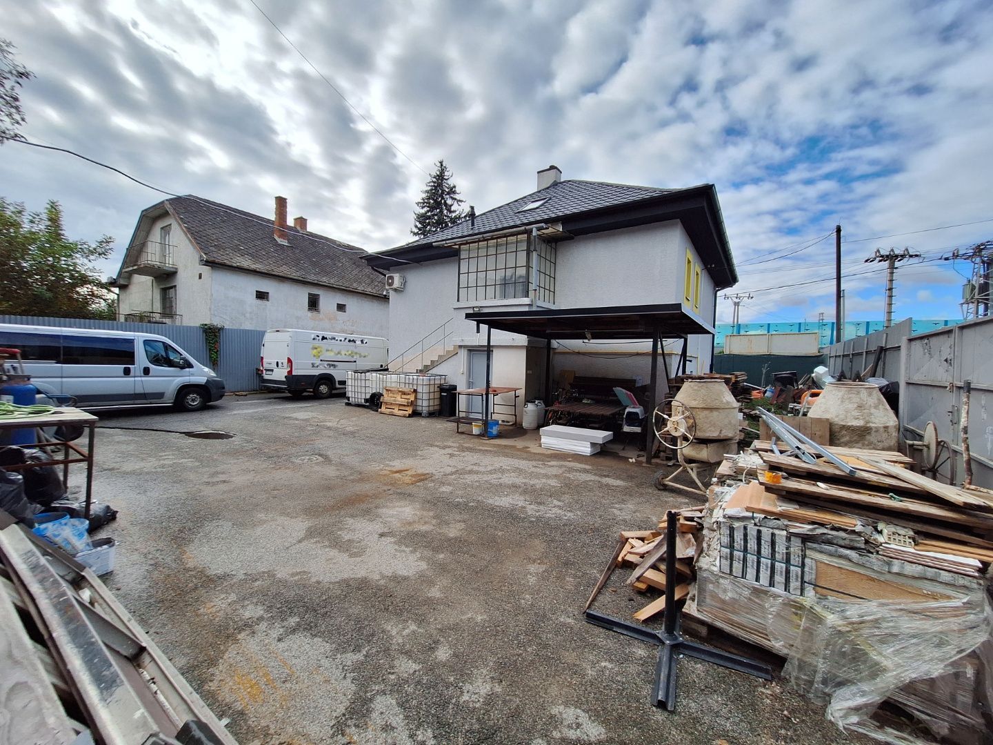 ADOMIS - Predám rodinný dom vhodný na podnikanie + skladové haly, Opatovská cesta, Vyšné Opátske, Košice