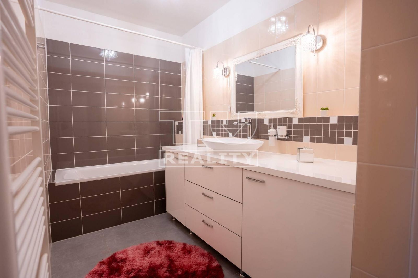 TUreality exkluzívne ponúka krásny 2i byt v Novostavbe TAMMI s predzáhradkou, parking, pivnica, 78,97m2.