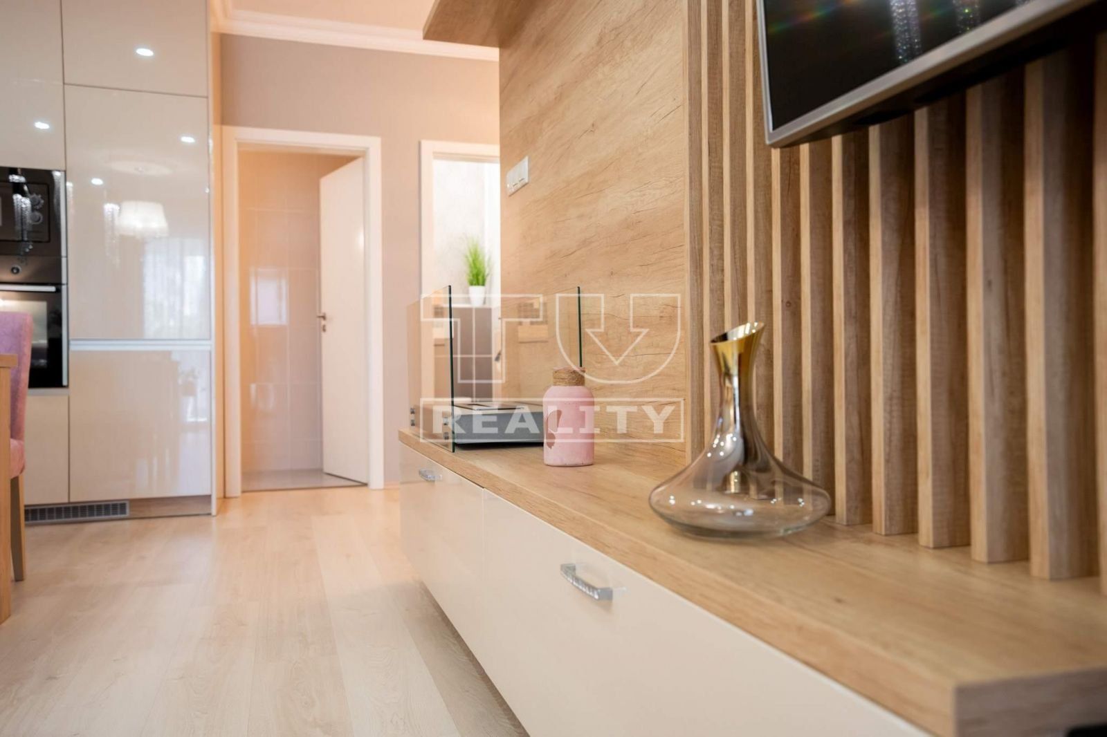 TUreality exkluzívne ponúka krásny 2i byt v Novostavbe TAMMI s predzáhradkou, parking, pivnica, 78,97m2.