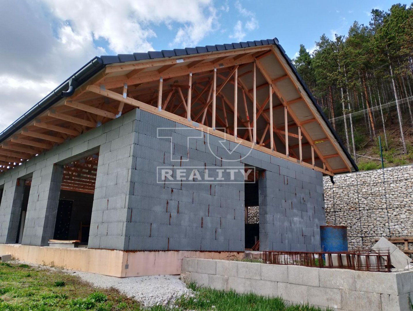 Trojizbový rodinný dom typu bungalov s terasou v malebnej obci Hrádok