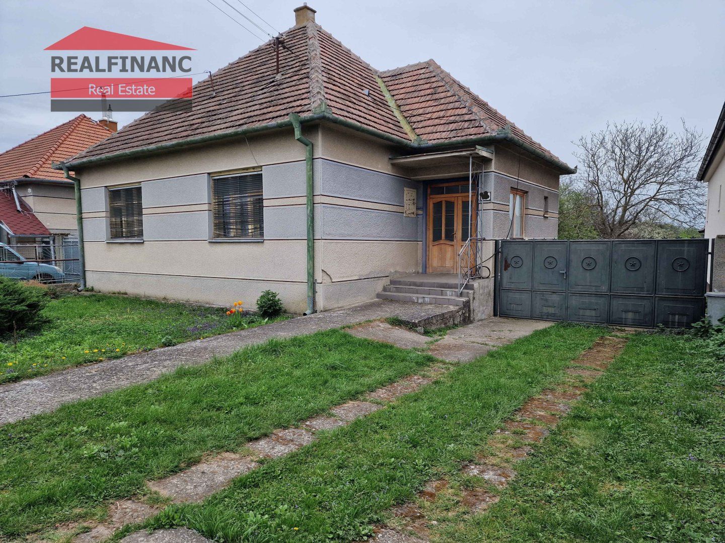 REALFINANC – 100% aktuálny! Cca 40 ročný - 3 izbový rodinný dom s garážou, pozemok 900 m2, Žlkovce !