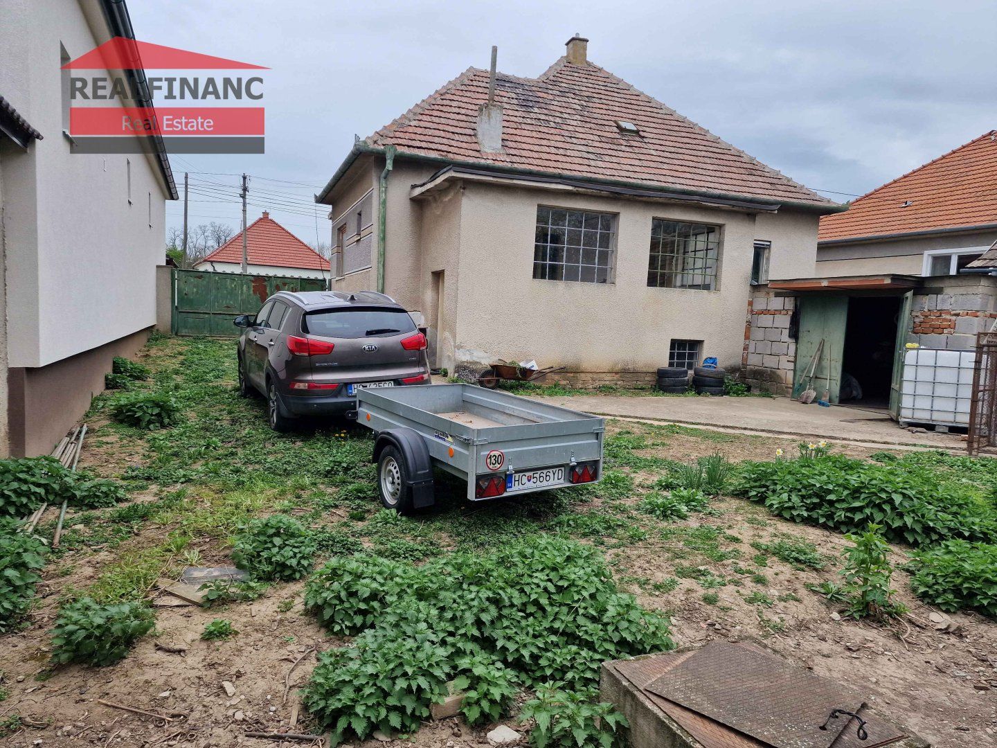 REALFINANC – 100% aktuálny! Cca 40 ročný - 3 izbový rodinný dom s garážou, pozemok 900 m2, Žlkovce !