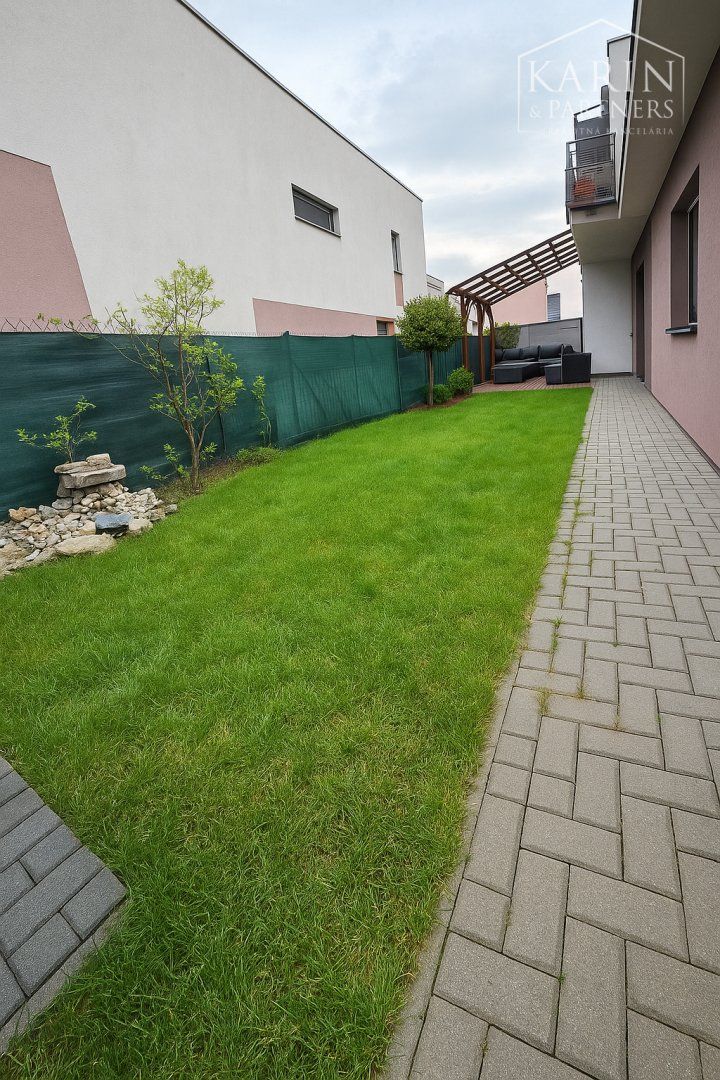 4-izbový RD v centre Rovinky | klimatizácia | parkovanie vo dvore | solárne panely | závlaha